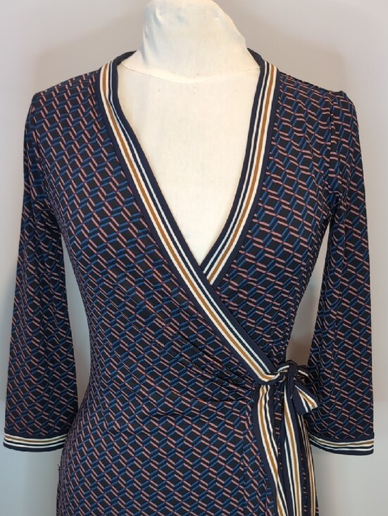 BCBGMaxAzria Dresses & Skirts - BCBG Maxazaria Black Geometric Print Wrap Dress XS Navy And Mustard Trim